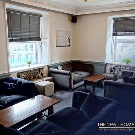 Thomas Arms Hotel Лланеллі Екстер'єр фото