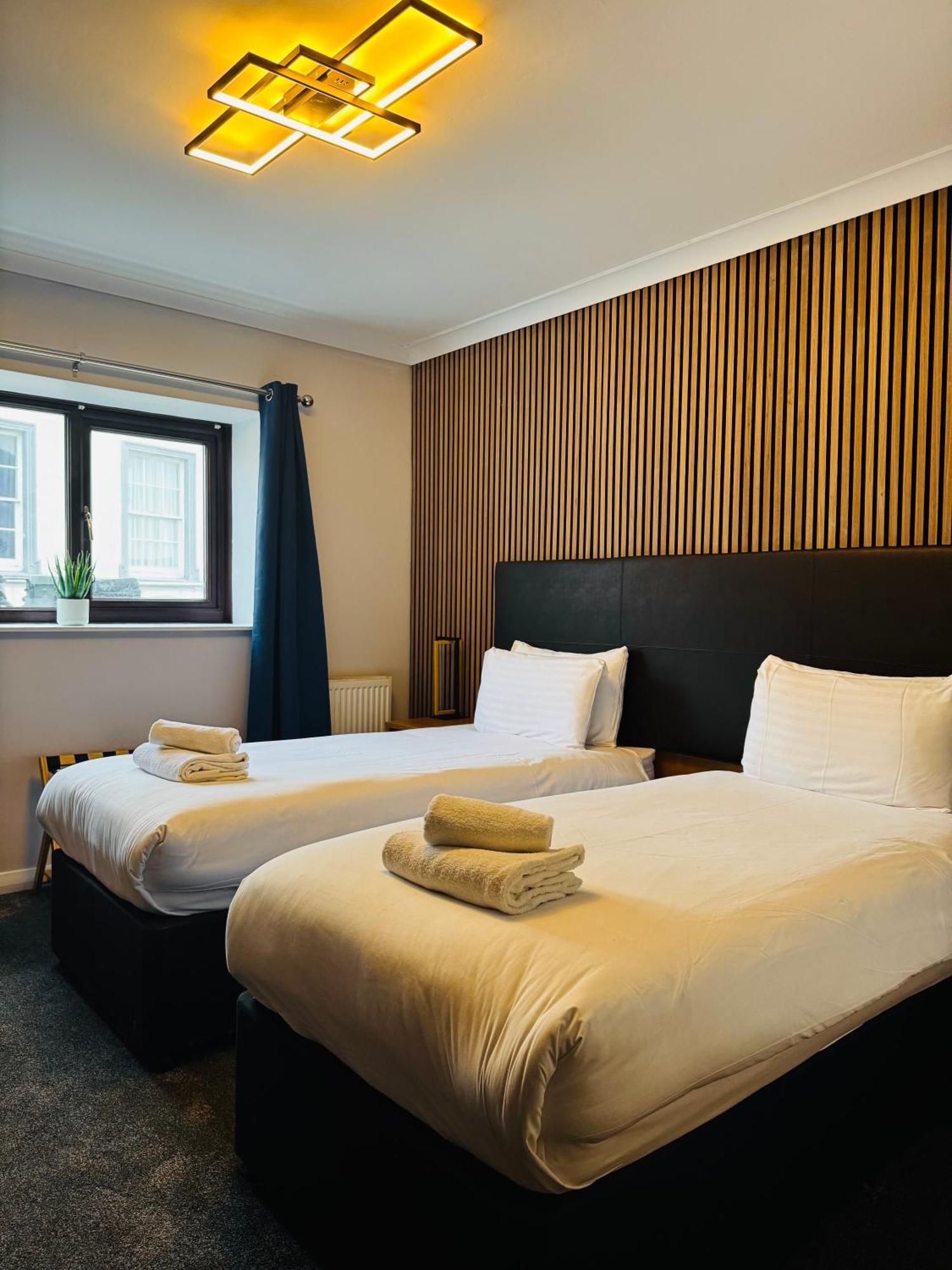 Thomas Arms Hotel Лланеллі Екстер'єр фото