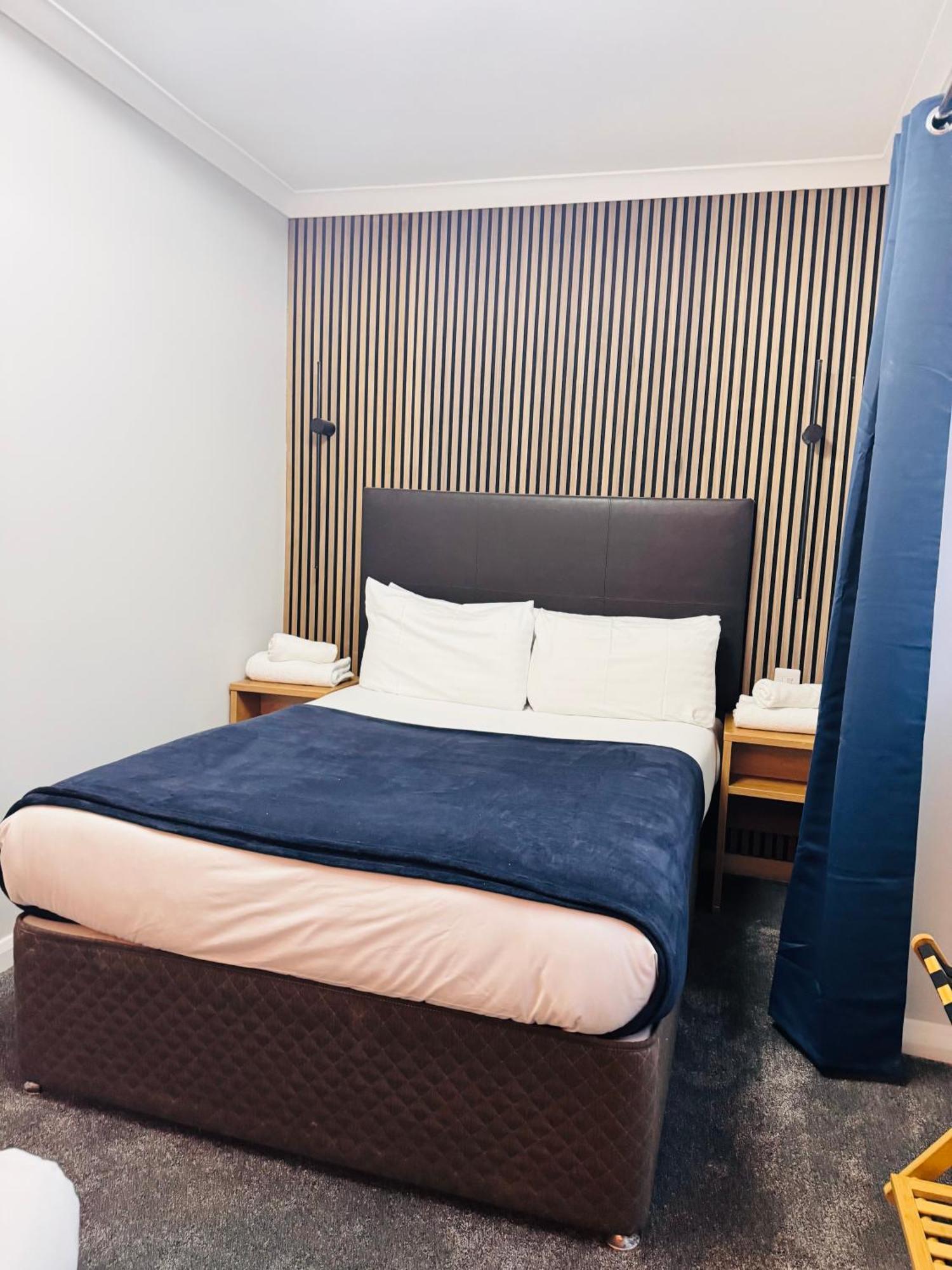 Thomas Arms Hotel Лланеллі Екстер'єр фото
