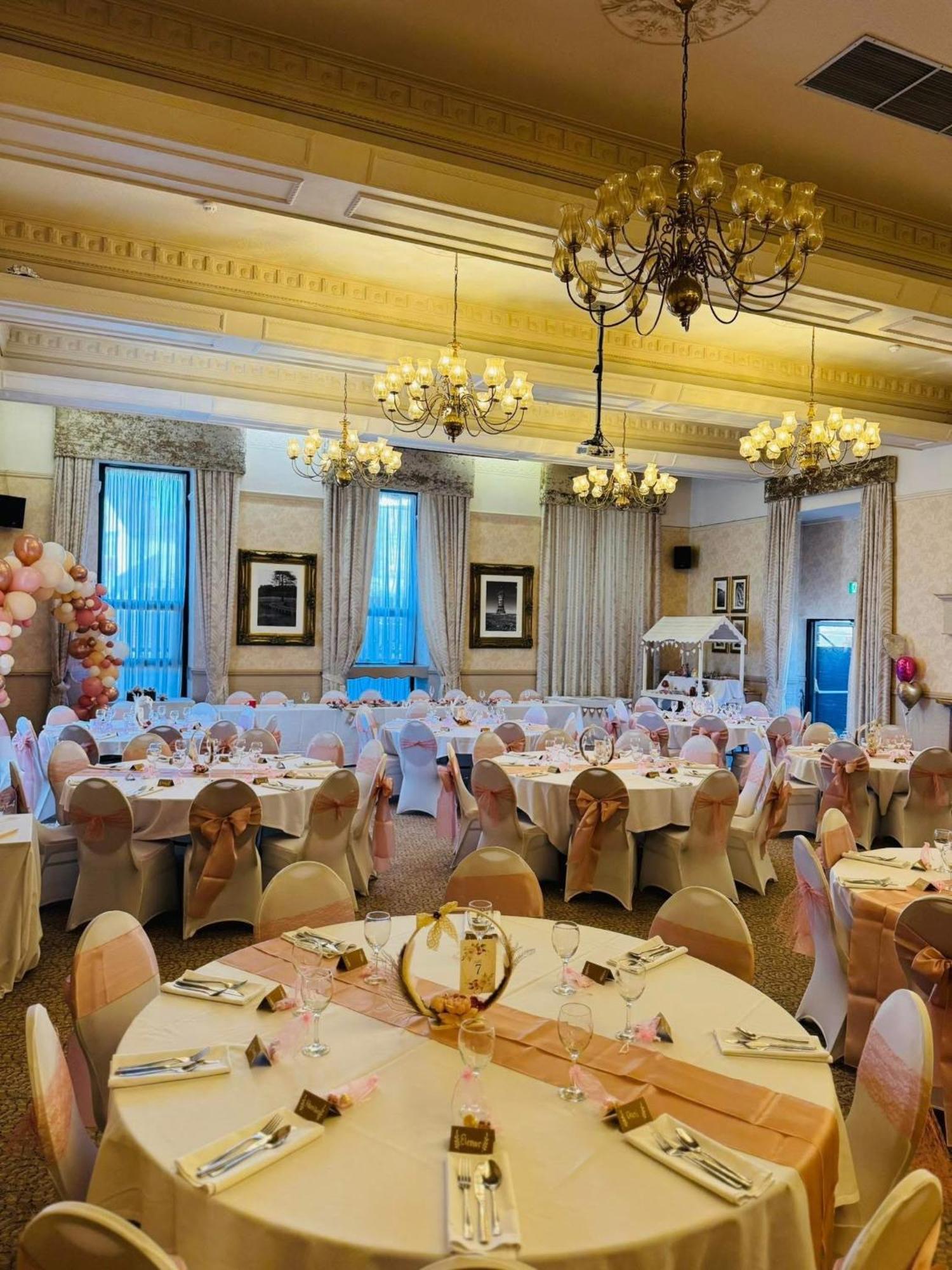 Thomas Arms Hotel Лланеллі Екстер'єр фото