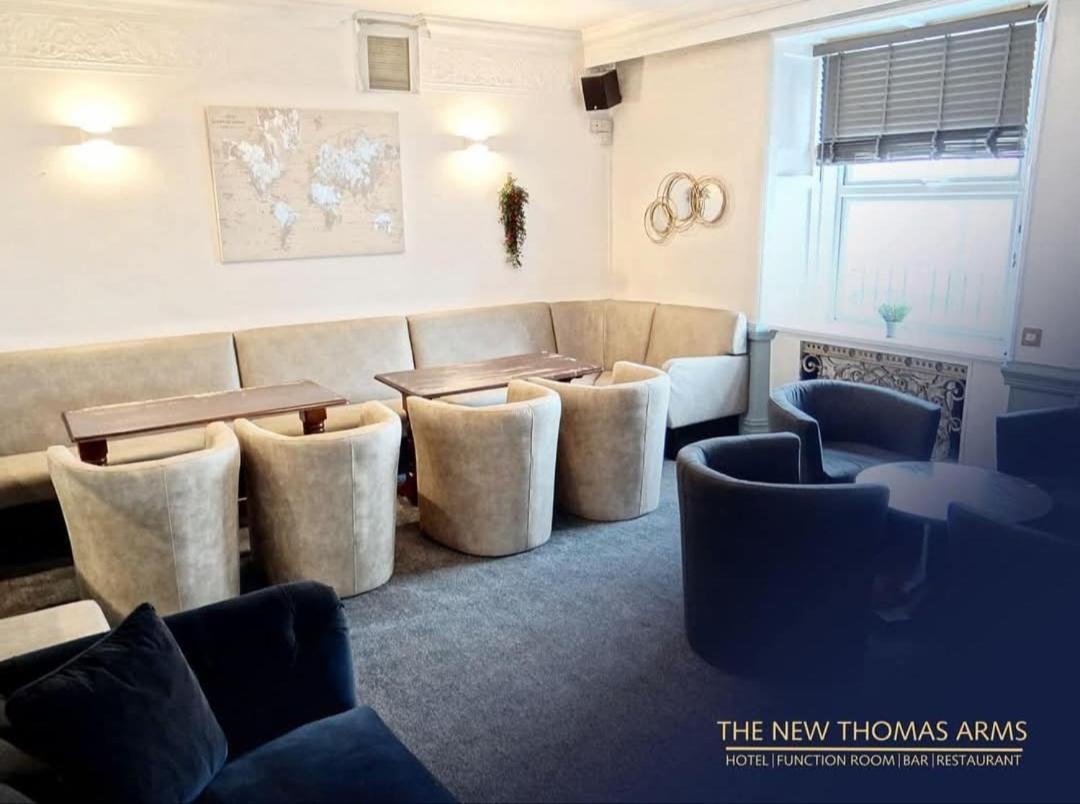 Thomas Arms Hotel Лланеллі Екстер'єр фото