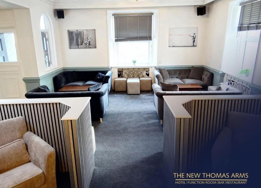 Thomas Arms Hotel Лланеллі Екстер'єр фото