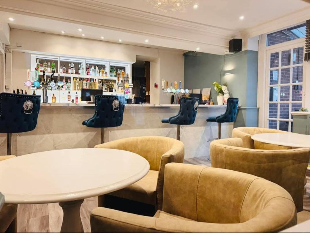 Thomas Arms Hotel Лланеллі Екстер'єр фото