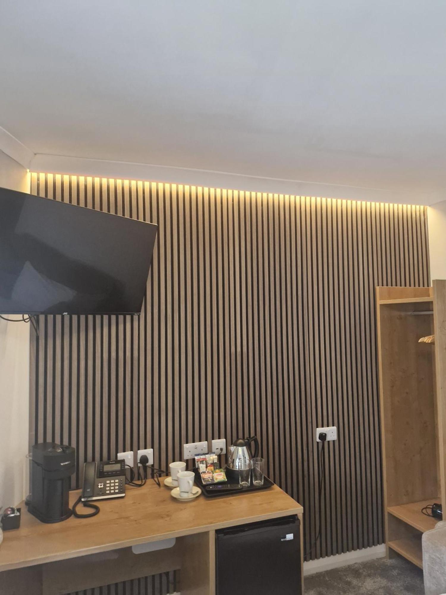 Thomas Arms Hotel Лланеллі Екстер'єр фото